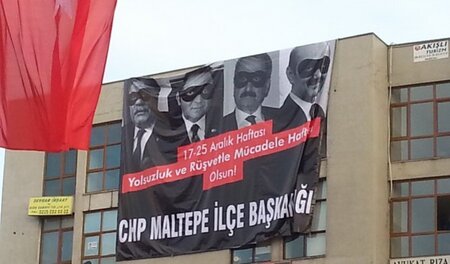 Plakat der kemalistischen Oppositionspartei CHP in Istanbul gege...