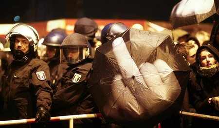 Stinkefinger gegen "Bärgida" am Montag abend in Berlin. Ein groß...