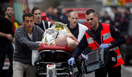 Bergung eines Verletzten nach dem Anschlag auf Charlie Hebdo in ...