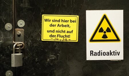 Ein Warnschild vor radioaktiver Strahlung hängt am 24.11.2014 im...