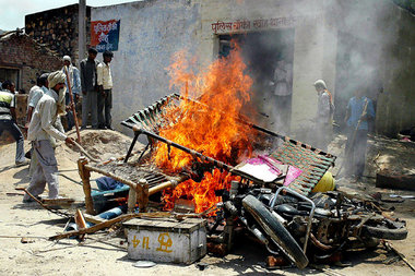 Gujjars legen Feuer an einer Polizeistation in in Kama Khoh in R... Gujjars legen Feuer an einer Polizeistation in in Kama Khoh in R...