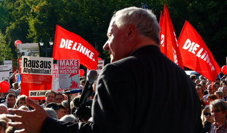 Oskar Lafontaine bei einer Kundgebung gegen den Krieg in Afghani...