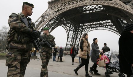 Terroralarm in Paris: Französische Soldaten patrouillierten am D...