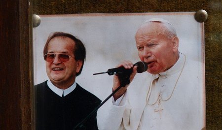 Himmlische Figuren: Polens »TV-Pfarrer« Tadeusz Rydzyk (links) h...