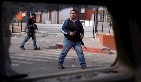 Bewaffnete Zivilpolizisten am Dienstag in der mexikanischen Stad...