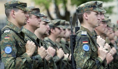 Sarajewo, 30. Mai 2007: Bundeswehrsoldaten der EUFOR-Truppe für ...