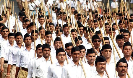 Mitglieder des Hindufreiwilligenverbandes RSS bei einem Meeting ...