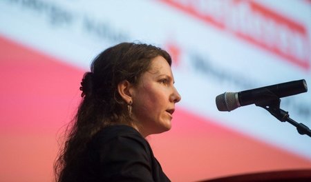 Freja Wedenborg von Arbejderen aus Dänemark auf der Konferenz