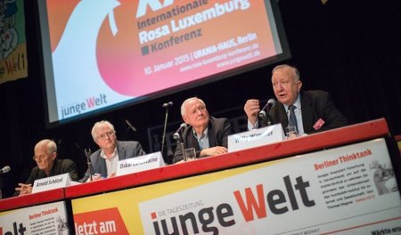 Willy Wimmer, CDU, im Gespräch mit Schauspieler Rolf Becker, Che