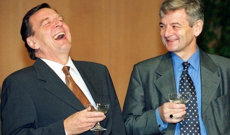 Krieg und Hartz IV in Angriff nehmen: Gerhard Schröder (l.) und ...
