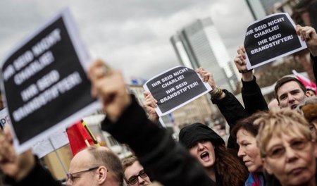 Mehr als 500 Menschen kreisten am Samstag in Frankfurt rund 50 R...