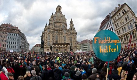 Gegen Terror und die Spaltung der Gesellschaft: Großdemonstratio...