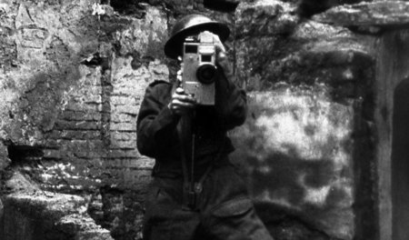 AFPU-Kameramann (Army Film and Photographic Unit) im Einsatz