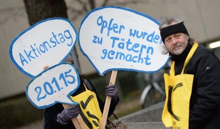 Aktivisten wiesen am Montag vor dem Oberlandesgericht München au...