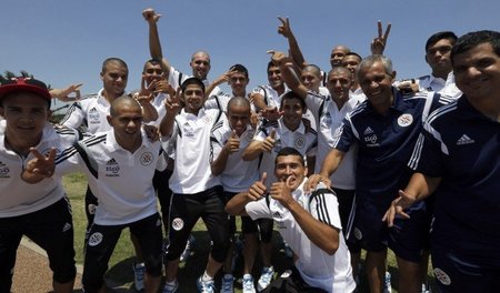 Die Spieler von Paraguay können den Start des Turniers kaum erwa...