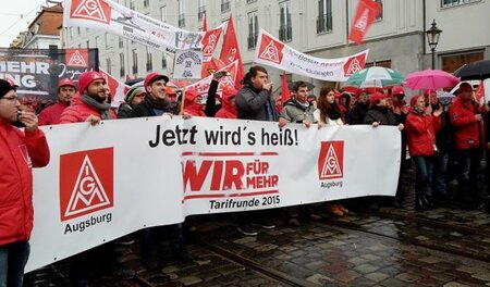Unter Sambaklängen zogen etwa 2.500 kämpferische Gewerkschafter ...