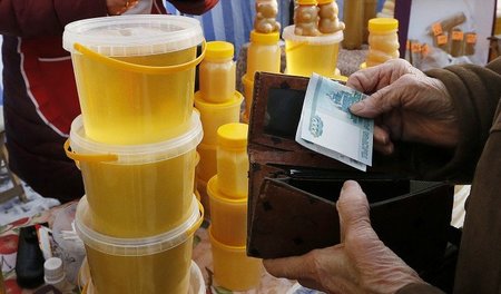 Honigkauf am Marktstand in Krasnojarsk: Kleinverdiener und Rentn...