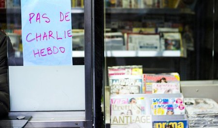 Die ersten 700.000 Exemplare waren in Frankreichs Kiosken schon ...