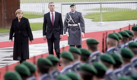 Defilee der Kriegsbegeisterten am Mittwoch in Berlin: Kanzlerin ...