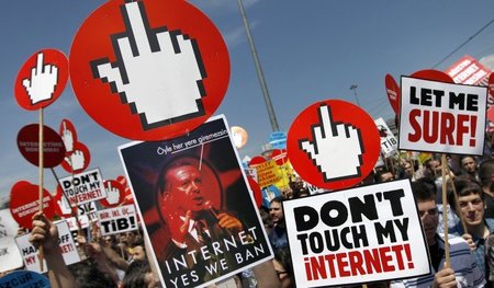 »Finger weg von meinem Internet«: Proteste gegen staatliche Sper...