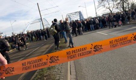 Mehrere tausend Antifaschisten demonstrierten am 18. Januar des ...