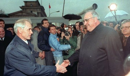 Kanzler Helmut Kohl drang am 22. Dezember 1989 auf Höhe des Bran... Kanzler Helmut Kohl drang am 22. Dezember 1989 auf Höhe des Bran...