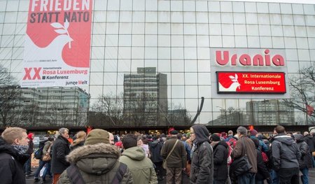 »Frieden statt NATO« – Warten auf Einlass vor dem Berliner Urani...