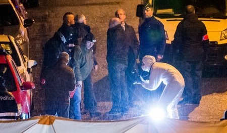 Spurensicherung in Verviers: Polizisten untersuchen den Tatort n...