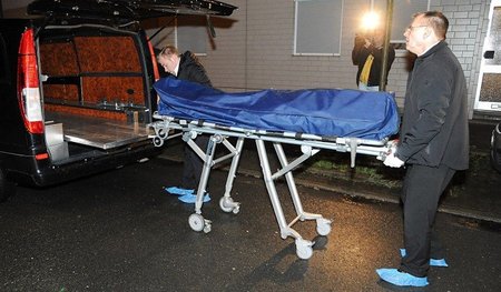 Abtransport der Leiche eines Erschossenen am 14. Januar 2015 in ... Abtransport der Leiche eines Erschossenen am 14. Januar 2015 in ...