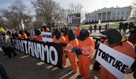 Guantánamo schließen! – Demonstration am 11. Januar vor de... Guantánamo schließen! – Demonstration am 11. Januar vor de...
