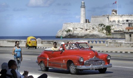 Malecon in Havanna: Alte Autos, neue Menschen und viel Sonne - f... Malecon in Havanna: Alte Autos, neue Menschen und viel Sonne - f...