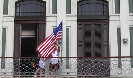 Vor der Ankunft einer US-Senatoren-Delegation hissen Hotelangest...