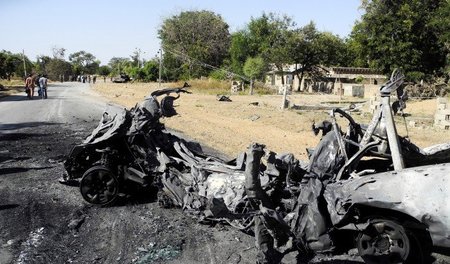 Mit dem Auftrag »Stoppt Boko Haram« verabschiedet ein Mann in N'...