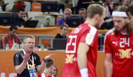Kennt Gudmundur Gudmundsson (l.) sein Team? Szene aus dem WM-Spi...