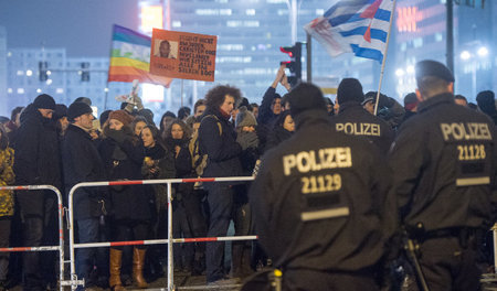 Antifaschisten blockieren in Berlin die geplante Demonstrationsr...