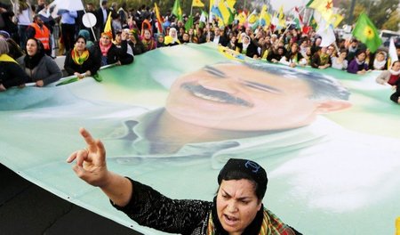 Demonstration für Öcalan: Kundgebung in Düsseldorf für den inhaf...