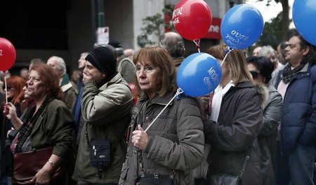 Demonstranten beim 24stündigen Generalstreik in Athen am 27. Nov...