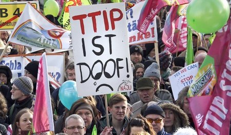 Die Massenproteste gegen TTIP, hier von Bauern und Umweltschütze...