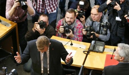 Eine höfliche Verbeugung für die Medien – Ministerpräsiden... Eine höfliche Verbeugung für die Medien – Ministerpräsiden...
