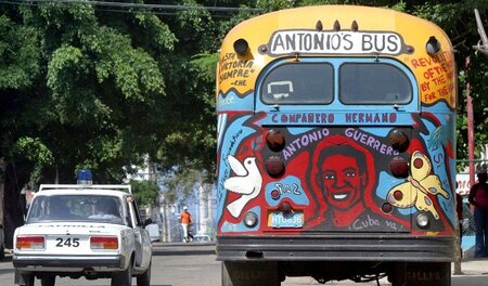 Havanna: Ein städtischer Linienbus wurde mit einem Porträt von A... Havanna: Ein städtischer Linienbus wurde mit einem Porträt von A...