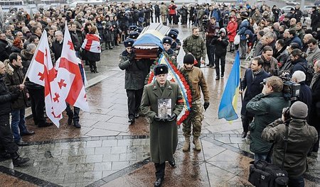 Bestattung eines bei den Kämpfen um Donezk getöteten ukrainische... Bestattung eines bei den Kämpfen um Donezk getöteten ukrainische...