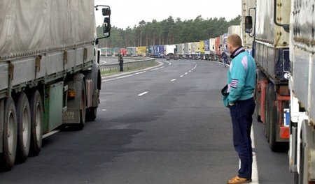 Lkw-Fahrer am polnisch-deutschen Grenzübergang Slubice. Trucker ... Lkw-Fahrer am polnisch-deutschen Grenzübergang Slubice. Trucker ...