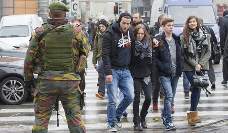 Ein Soldat am Eingang zum Sitz des Europäischen Rats im Zentrum ... Ein Soldat am Eingang zum Sitz des Europäischen Rats im Zentrum ...
