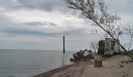 Der verlassene Leuchtturm schaut noch immer etwas schief auf die...