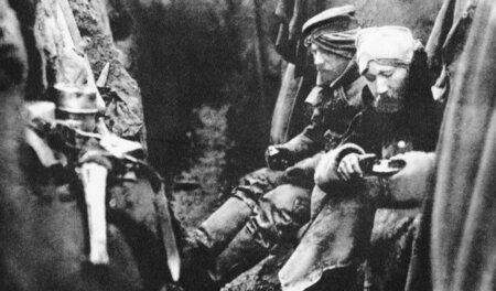 Deutsche Soldaten im Schützengraben (Westfront, Ende 1914)