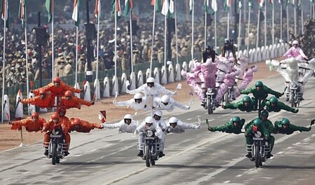 Indische Tradition: Gewagte Vorführung der Grenzschutztruppen am...