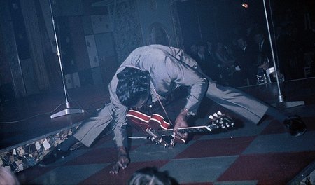 You can&rsquo;t catch me: Chuck Berry auf der Bühne, zirka dreim...
