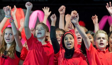 Auftritt eines Schulchores zur Eröffnung des hessischen »Bildung...