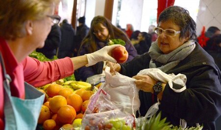Haushaltsbefragungen ergaben, dass 538.000 der armutsgefährdeten...