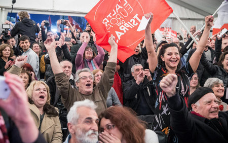 Anhänger von SYRIZA bejubeln am Sonntag abend in Athen die erste...